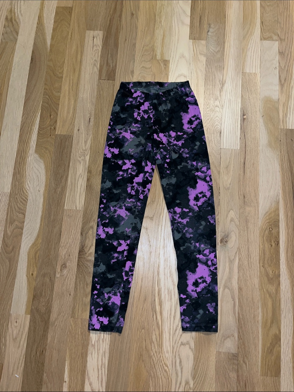 Girls Cat & Jack Purple & Black Camo Leggings size small (6/7)